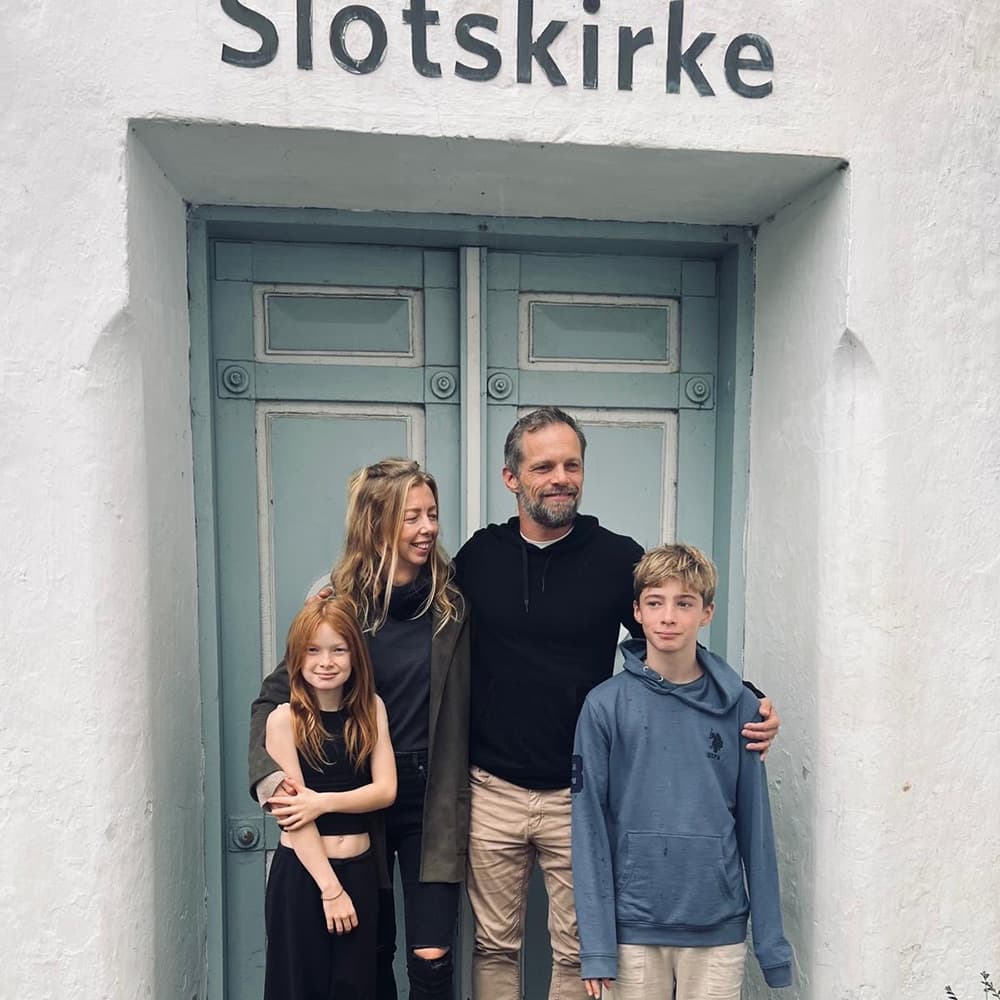 Sez with her family